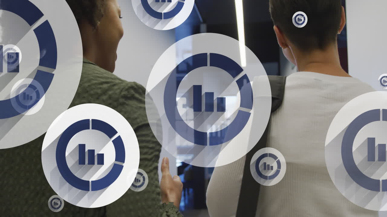 animación de múltiples iconos de gráficos de barras flotando contra dos mujeres diversas discutiendo en la oficina.