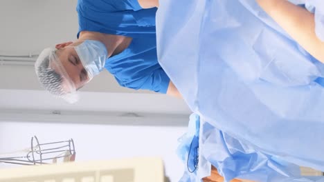 procedimiento quirúrgico en la sala de operaciones
