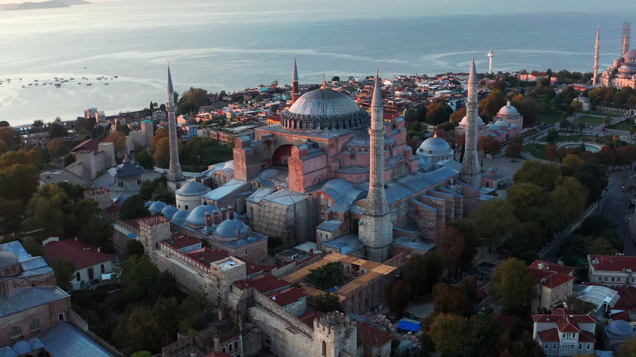 Tidlig morgenudsigt over Hagia Sophia-museet og Det Gyldne Horn, Istanbul, Tyrkiet.