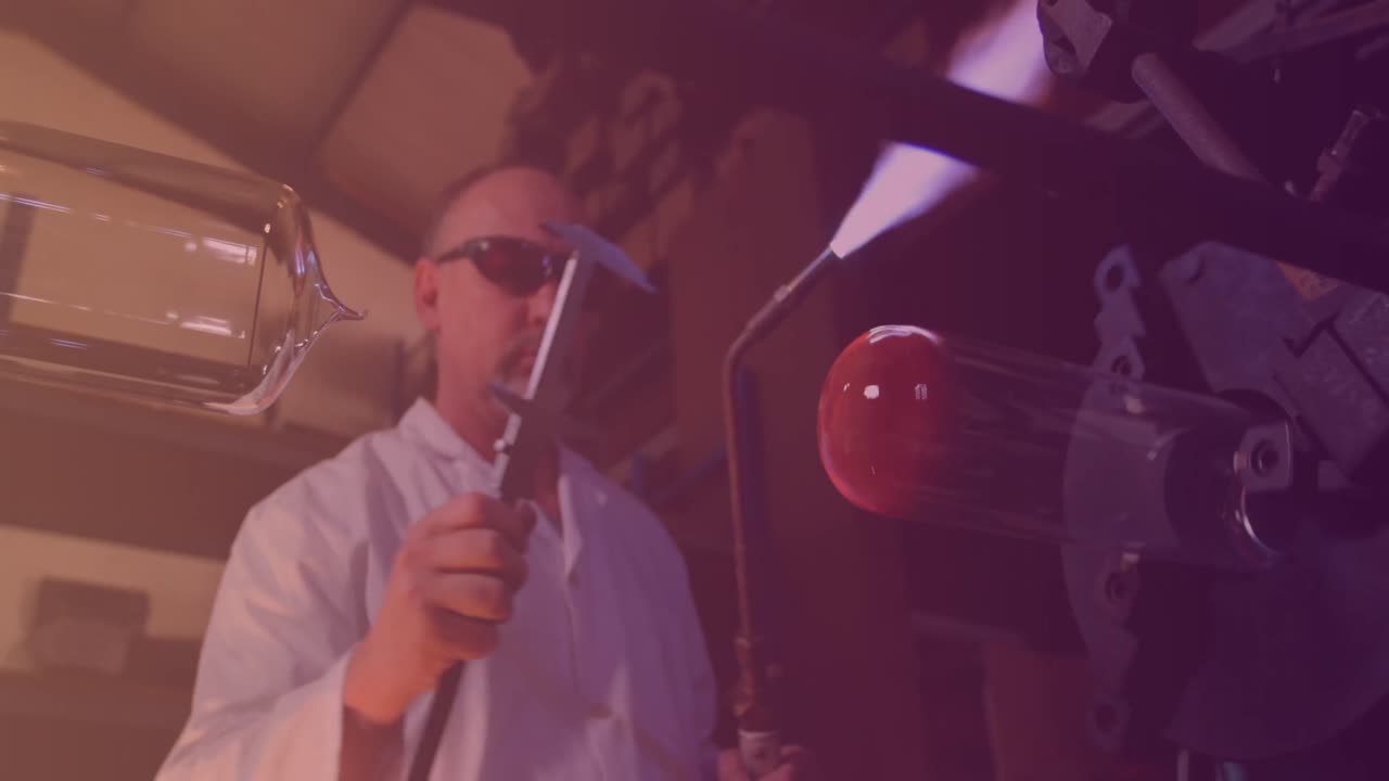 animación de un trabajador caucásico que hace vidrio en un taller