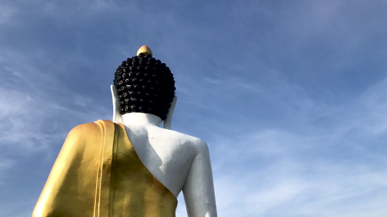 paisaje de la estatua de bhudda en el templo budista