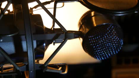 toma panorámica lenta hacia la derecha del primer plano del micrófono de estudio