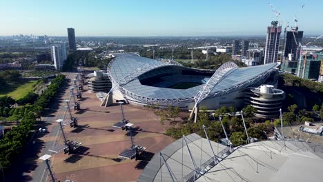 vista aérea de drones del parque olímpico de sydney accor deportes estadio en vivo arena de fútbol nrl concierto lugar de entretenimiento edificios grúas parque espectáculo tierra homebush bay nsw oeste de sydney australia 4k