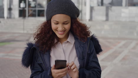 Retrato-Hermosa-Mujer-Joven-Usando-Un-Teléfono-Inteligente-Disfrutando-Navegando-Mensajes-De-Texto-En-Línea-Sonriendo-Feliz-Satisfacción-Cura-Estudiante-En-El-Teléfono-Móvil-En-La-Ciudad