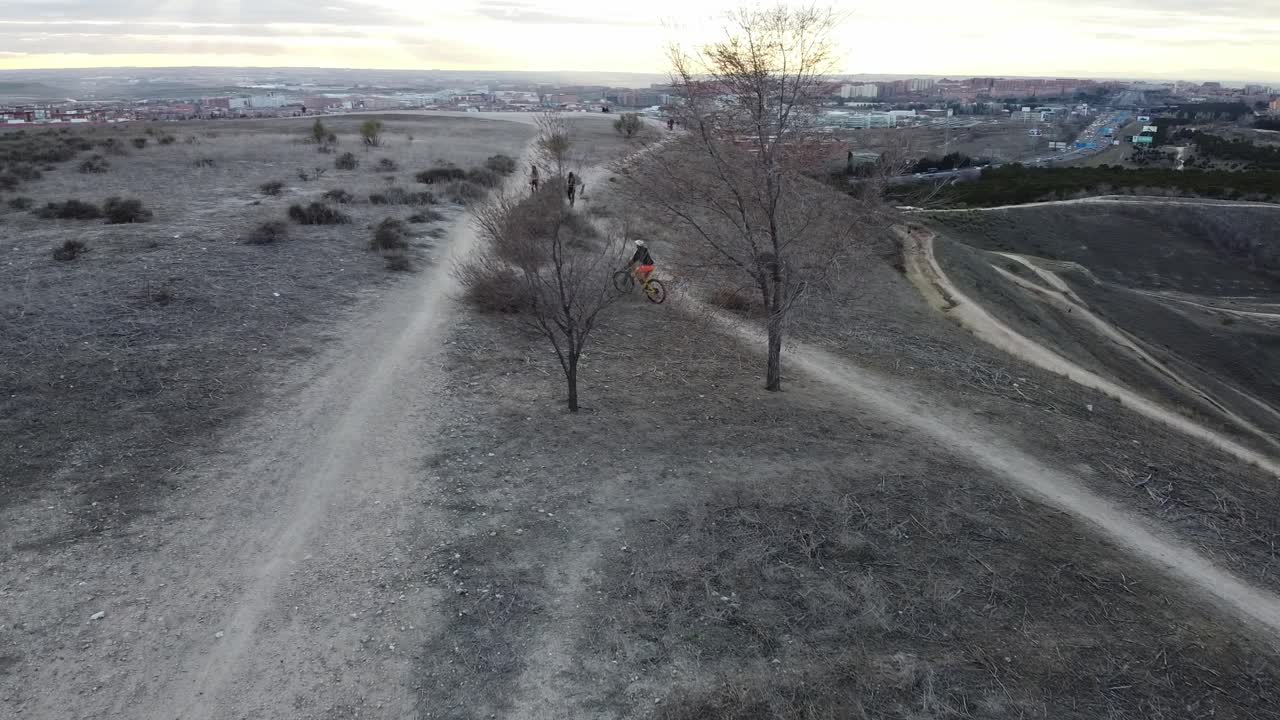 스페인 마드리드의 언덕 꼭대기에서 운전하는 자전거