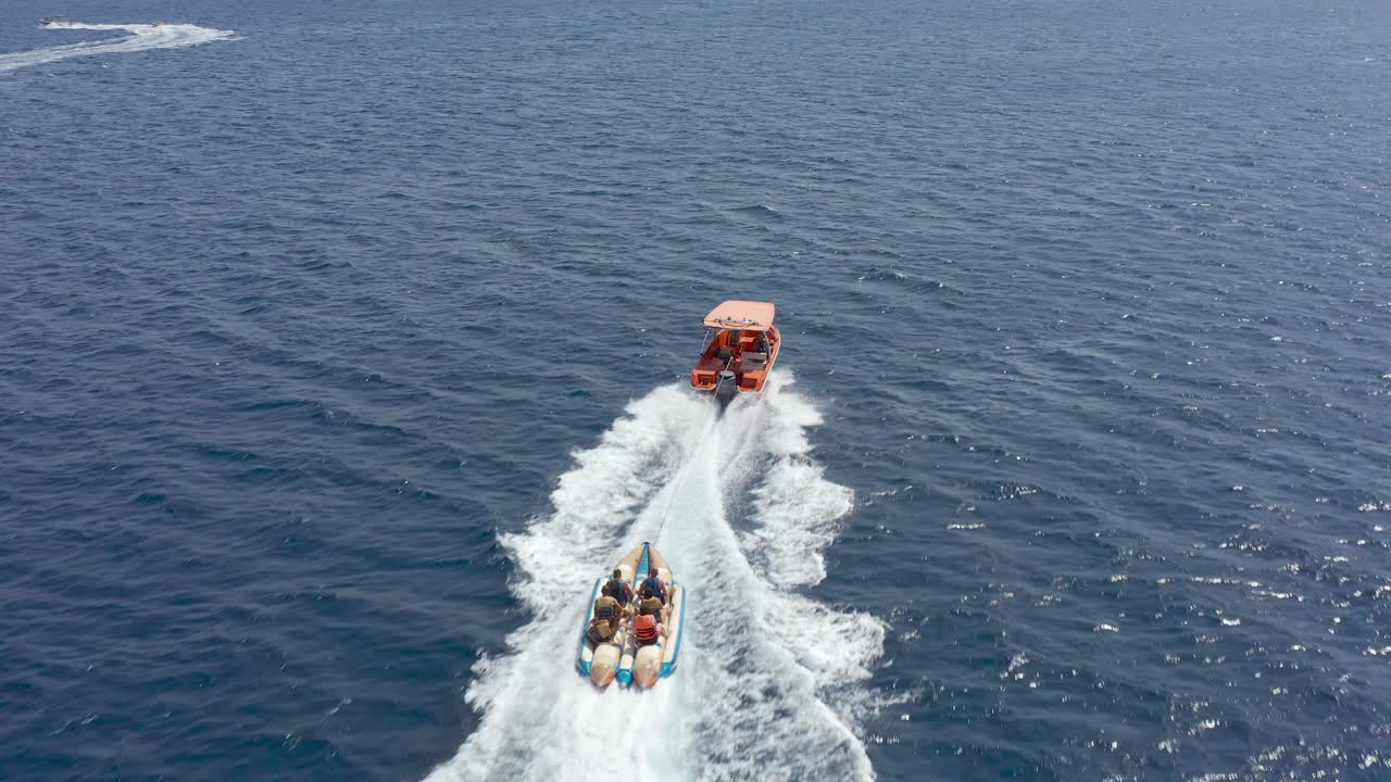 바나나 보트와 스피드 보트에 있는 사람들