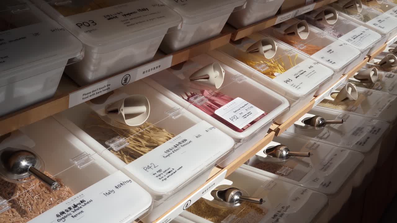 상점에서 판매되는 다양한 파스타 종류를 닫습니다.