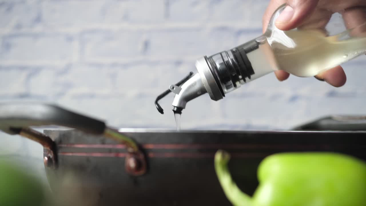 요리 하기 위해 비 에 기름 을 부는 것