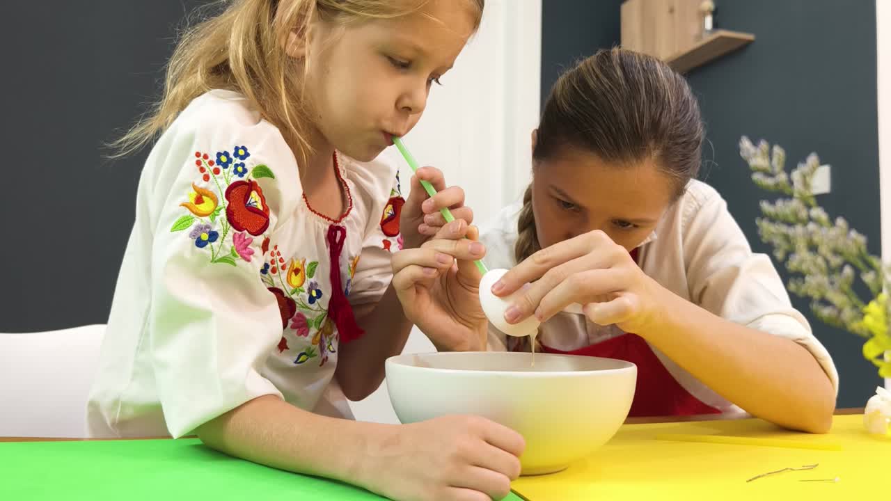madre e hija decorando huevos de pascua