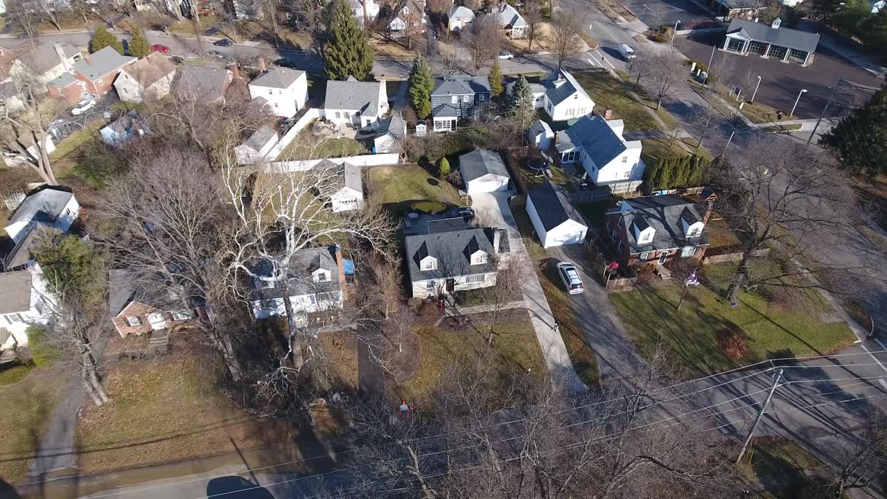 una vista aérea en órbita lenta de un barrio residencial típico de ohio