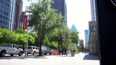 Calle-Limpia-De-Dallas-Con-Edificios-De-Oficinas,-Autos-Estacionados-Y-árboles.