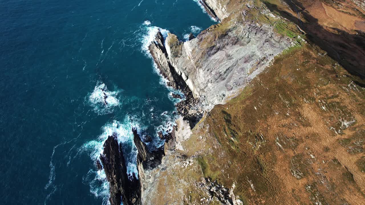 costa irlandesa acantilados dramáticos y salvaje océano atlántico donde la tierra se encuentra con el mar invierno ovejas se dirigen al oeste corcho paisajes marinos salvajes