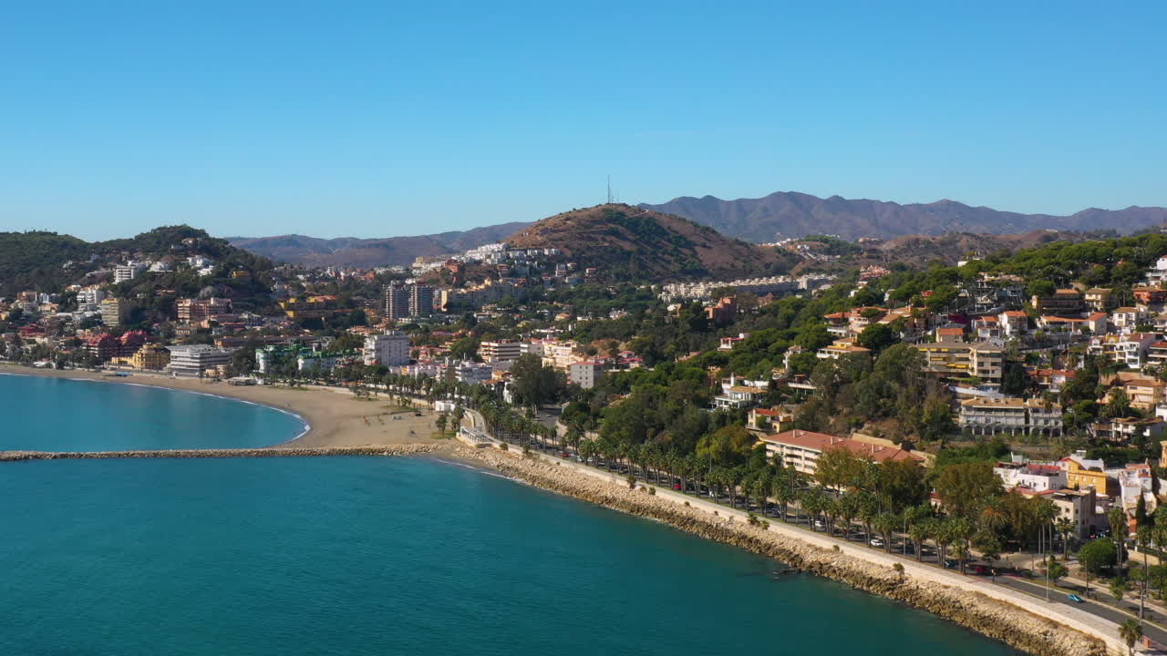 Ujęcie z drona z lotu ptaka przedstawiające linię brzegową i plażę Malagi, Andaluzja, Hiszpania.