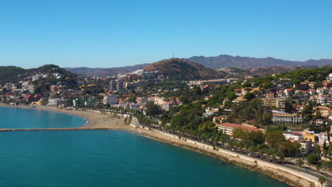 Una-Toma-Aérea-De-Drones-De-La-Costa-Y-La-Playa-De-Málaga,-Andalucía,-España