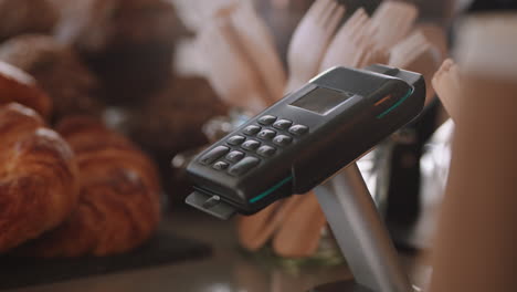 cliente que paga usando un teléfono inteligente que compra café en una cafetería cliente feliz que disfruta del servicio que gasta dinero en un restaurante