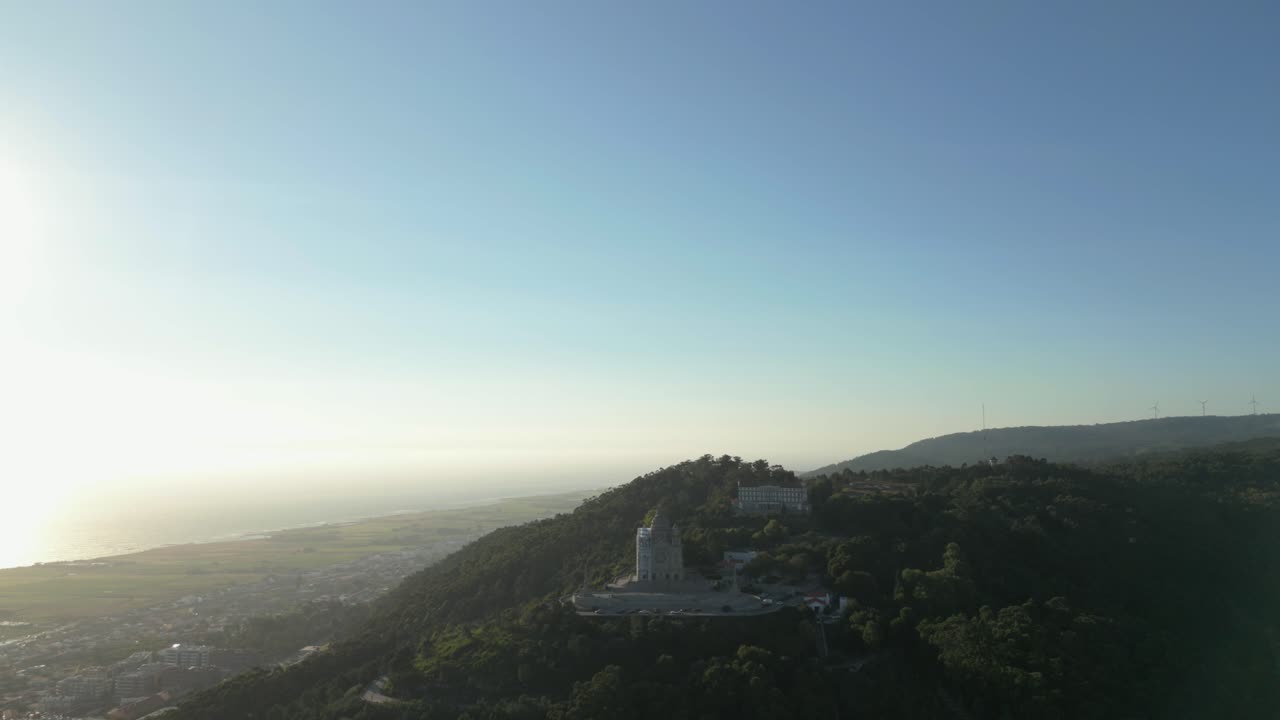 산꼭대기 에 있는 산타 루시아 성소, 해가 지는 부드러운 빛 에 보이는 해안선 - 공중 사진