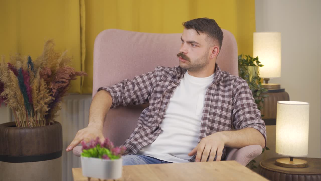 L'uomo che ha un esaurimento nervoso è arrabbiato e non si sente bene