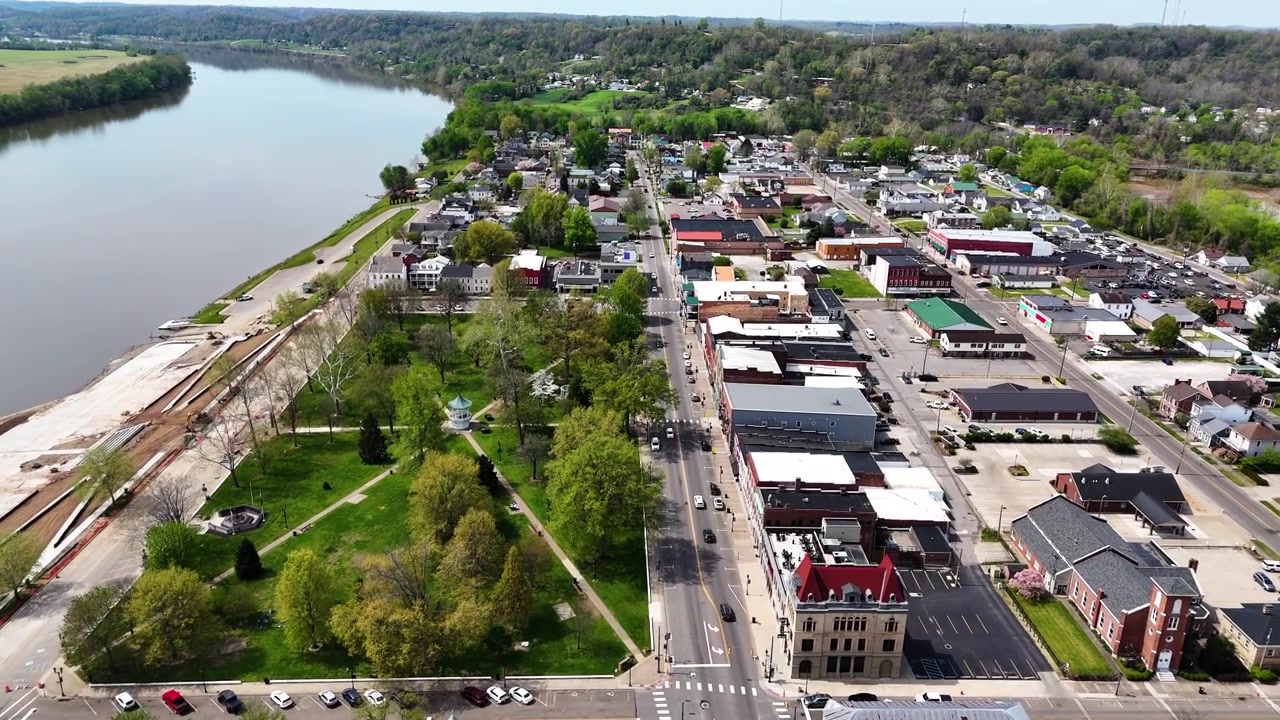 Gallipolis Ohio e fiume Ohio, ripresa aerea con drone della piccola città dell'Ohio sul fiume