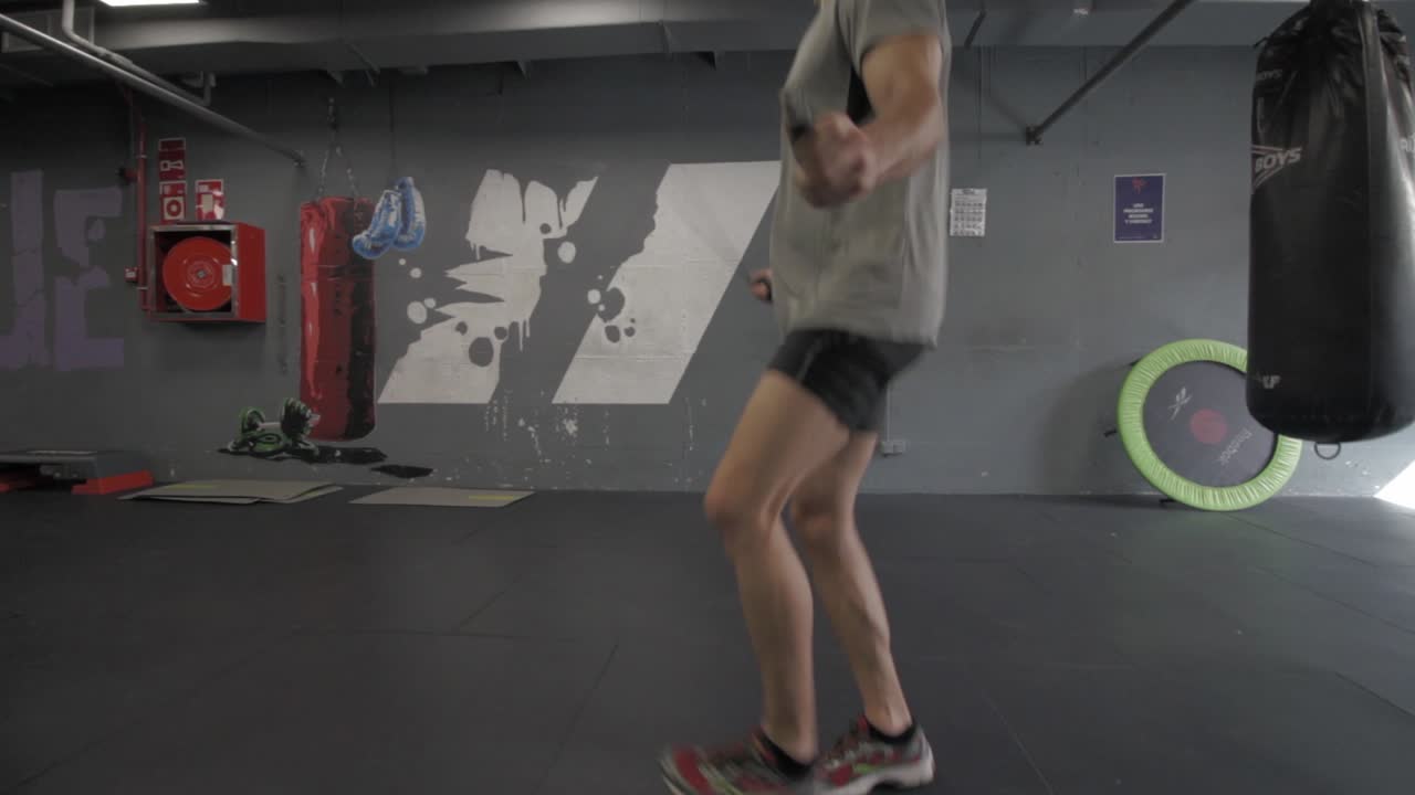 체육관에서 줄넘기를 하는 젊은 운동선수