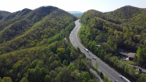 Black-Mountain,-NC,-highway-through-the-mountains