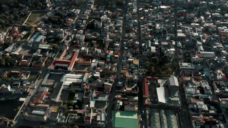 vista aérea de la ciudad de baños de agua santa durante el día en la provincia de tungurahua en ecuador