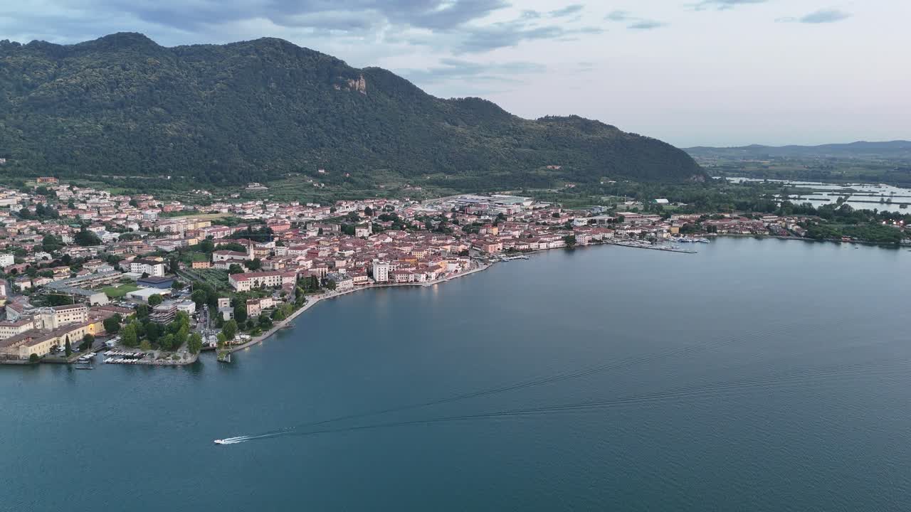 Città di Iseo sul Lago d'Iseo, Italia. Ripresa aerea con drone dall'alto.