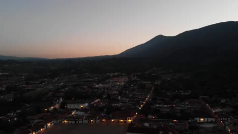 Villa-De-Leyva,-Boyacá,-Colombia,-Disparo-De-Un-Dron-Sobre-El-Centro-De-Villa-De-Leyva-Durante-La-Madrugada