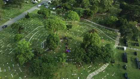 Toma-De-Drone-Del-Parque-Del-Cementerio-Conmemorativo