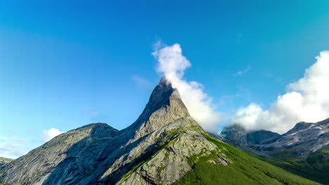 nubes en la cima de stetind, la montaña nacional de noruega