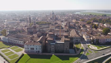 Impresionante-Vista-Aérea-De-La-Histórica-Ciudad-De-Mantua-Con-El-Castillo-De-San-Giorgio.