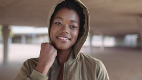 Retrato-De-Una-Joven-Estudiante-Afroamericana-Sonriendo-Confiada-Usando-Sudadera-Con-Capucha