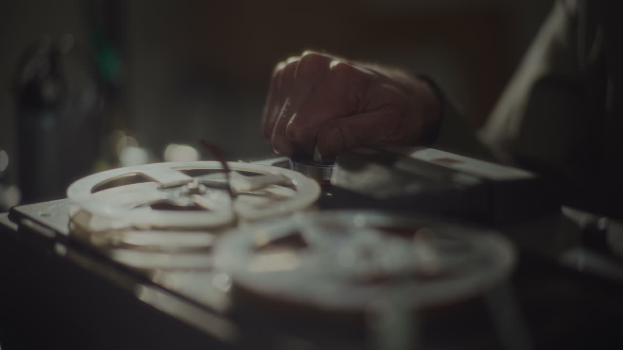 el espía escucha grabaciones discretas.