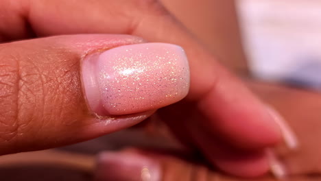 cerca de la mano de la mujer con uñas artificiales