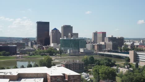 Dayton,-Ohio-Weitwinkelaufnahme-Skyline-Mit-Drohnenvideo,-Das-Sich-Nach-Oben-Bewegt