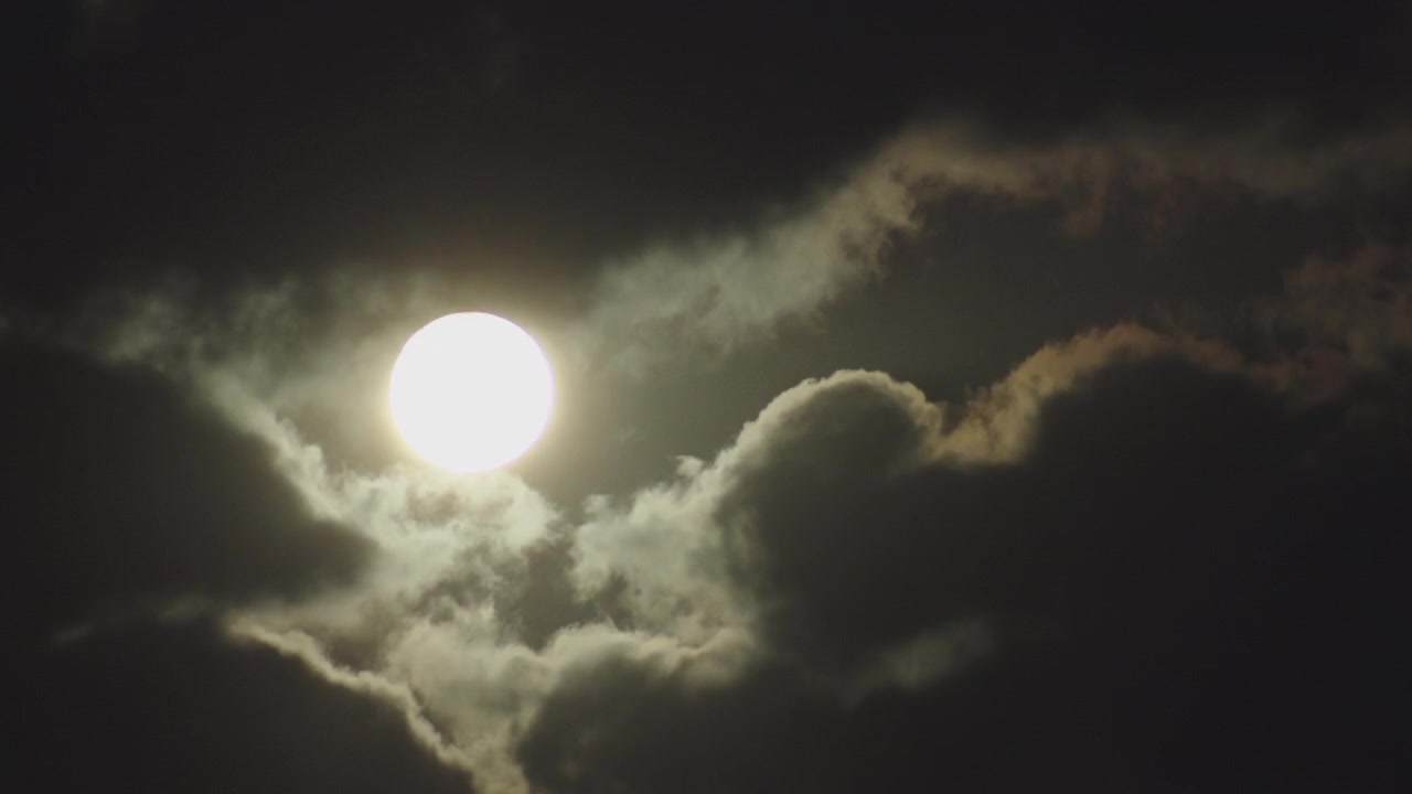 Lua nascendo entre as nuvens
