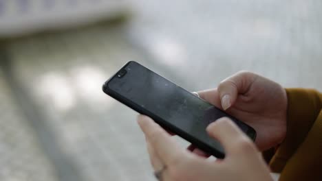 foto recortada de una chica enviando mensajes de texto a través de un teléfono inteligente