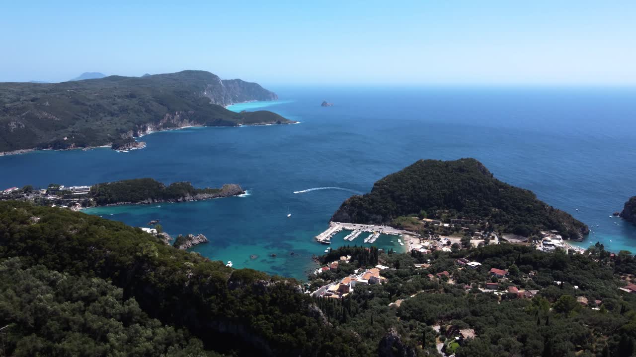 Vista Aérea em Órbita da Baía de Palaiokastritsa, Corfu, Grécia