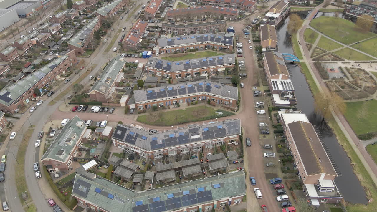 옥상에 태양 전지판이 있는 교외 지역의 주택 공중