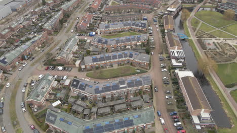 antena de casas en barrio suburbano con paneles solares en la azotea