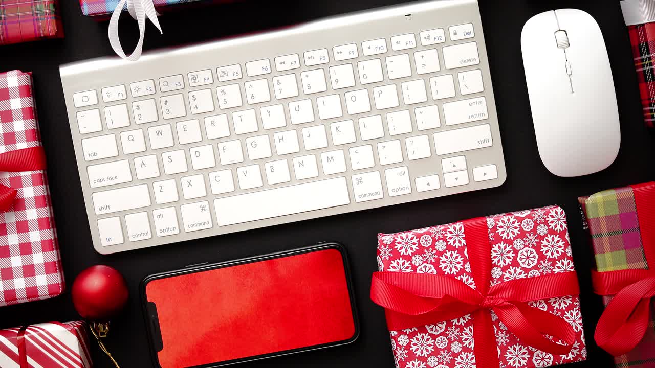 teclado de computadora moderno teléfono inteligente mouse y regalos de navidad en caja