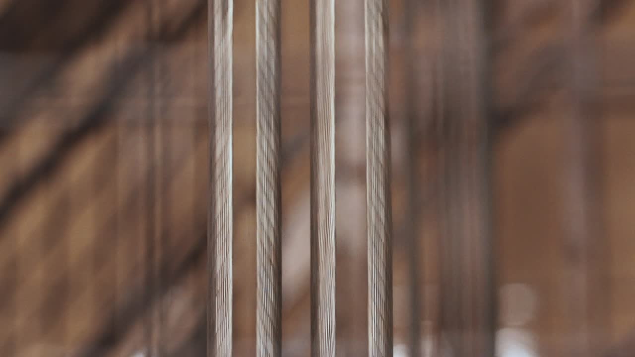 corriendo cables de acero bajando un ascensor, la pintura amarilla pasa intermitentemente