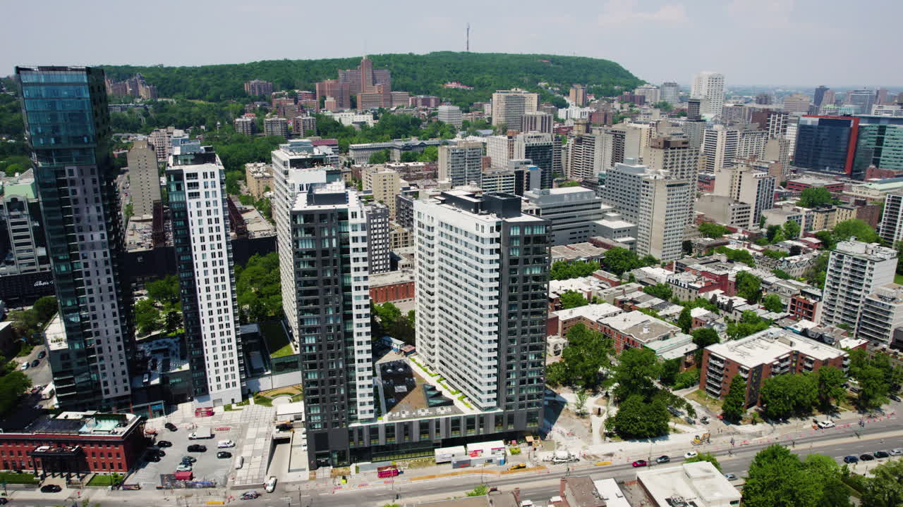 vista aérea alrededor de las torres residenciales en el pueblo de shaughnessy en el soleado montreal