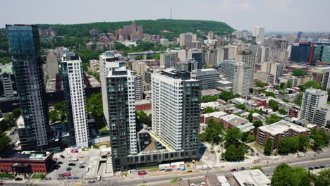 Vista-Aérea-Alrededor-De-Torres-Residenciales-En-El-Pueblo-De-Shaughnessy-En-La-Soleada-Montreal