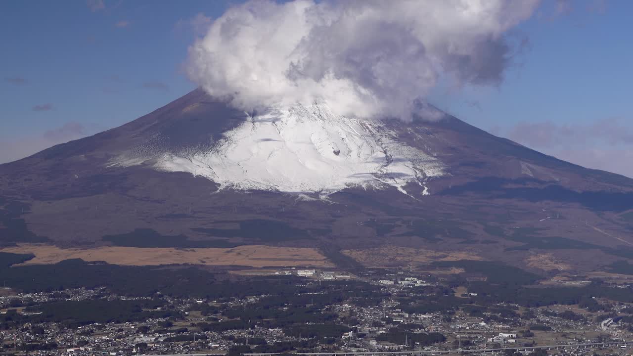 맑은 날 눈 덮인 후지산 바닥에 있는 고텐바 시를 천천히 위로 기울입니다.
