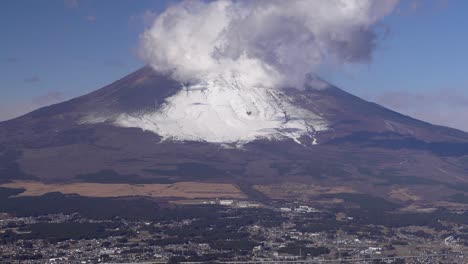 inclinación lenta hacia arriba sobre la ciudad de gotemba en la parte inferior del monte fuji nevado en un día despejado