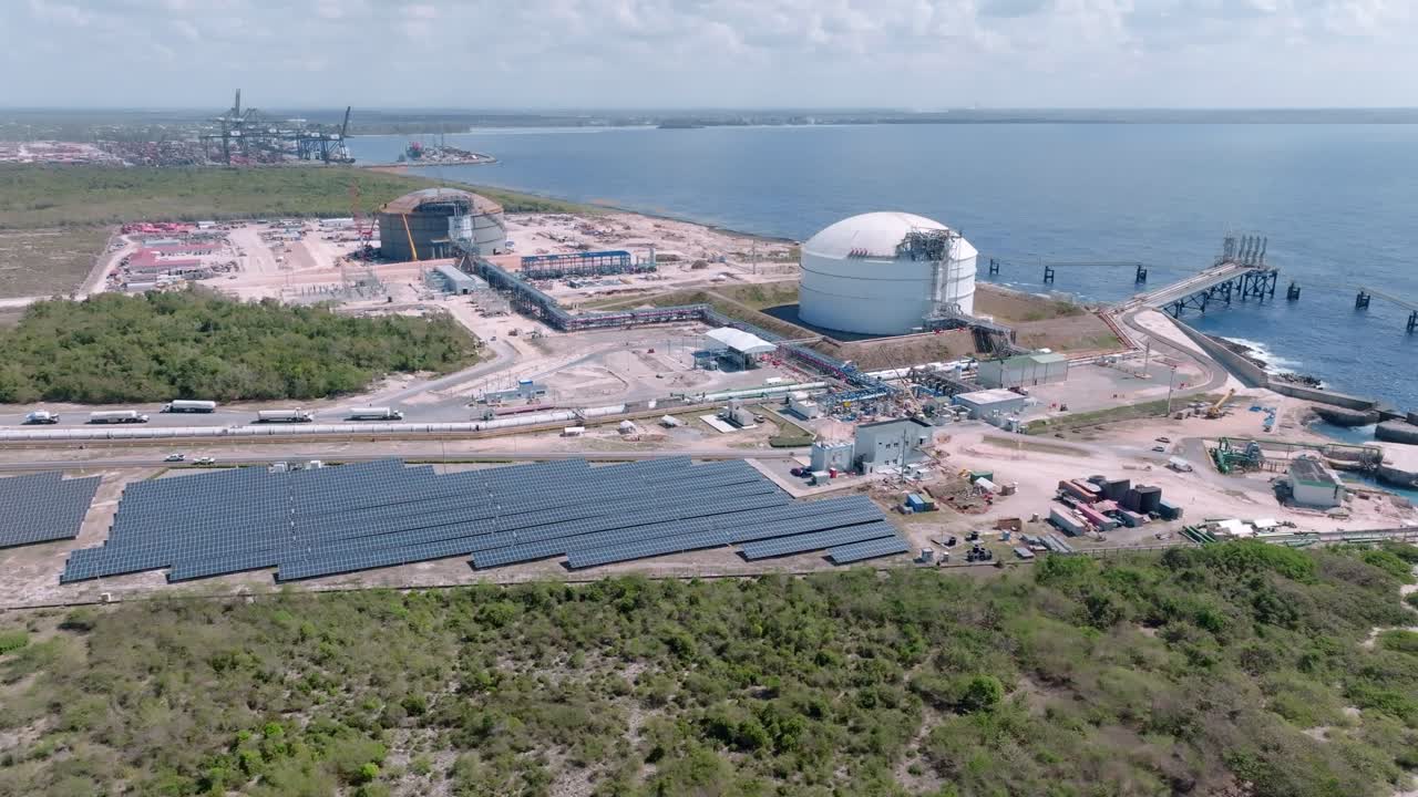 vista aérea del puerto industrial privado llamado aes andres con una moderna granja de paneles solares durante un día soleado