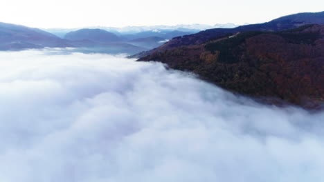 über-Den-Wolken-Fliegen,-Die-Das-Tal-Bedecken