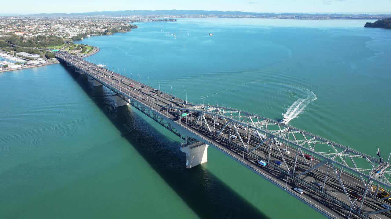 puente del puerto de auckland desde la costa norte con vistas a la ciudad de auckland en nueva zelanda