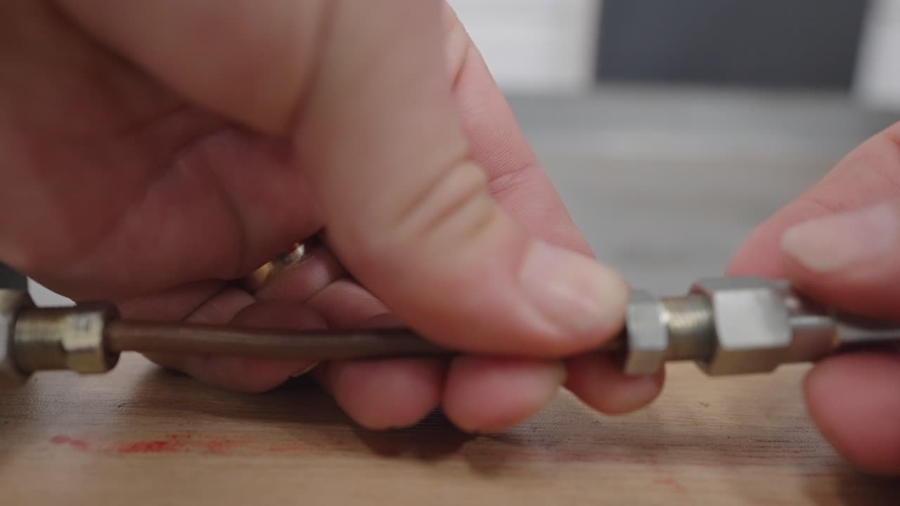 손으로 구리 파이프와 커 ⁇ 터를 풀고, 잠겨있는 사람