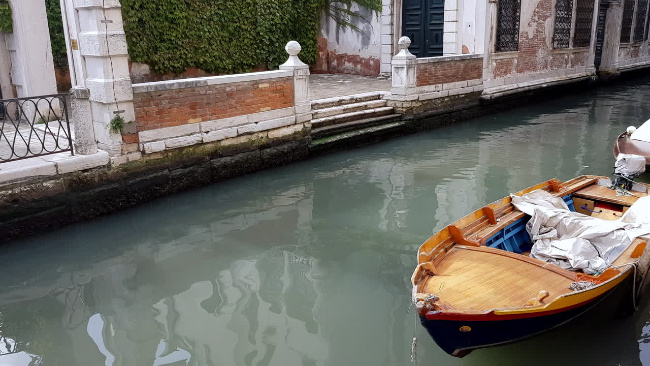 Canali e calli di Venezia con barche ormeggiate